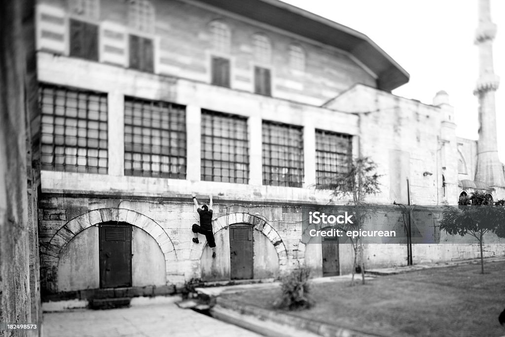 Parkour y freerunning frente de la Mezquita Azul - Foto de stock de 20 a 29 años libre de derechos