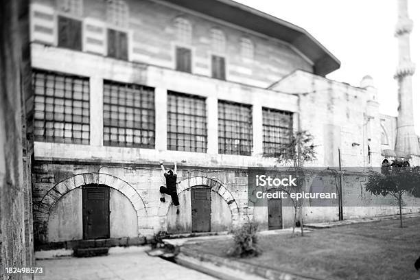 Foto de Freerunning E Parkour Em Frente Da Mesquita Azul e mais fotos de stock de 20 Anos - 20 Anos, Adulto, Agilidade