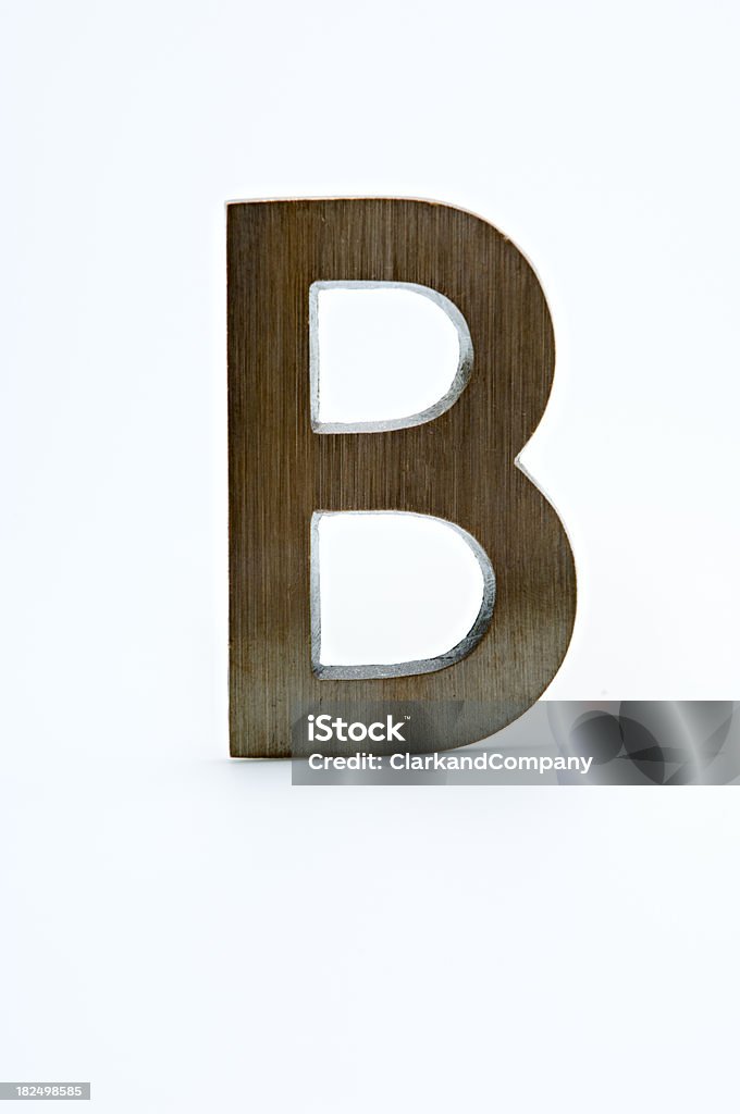 Letra B feita de metal fundo branco - Foto de stock de Comunicação royalty-free