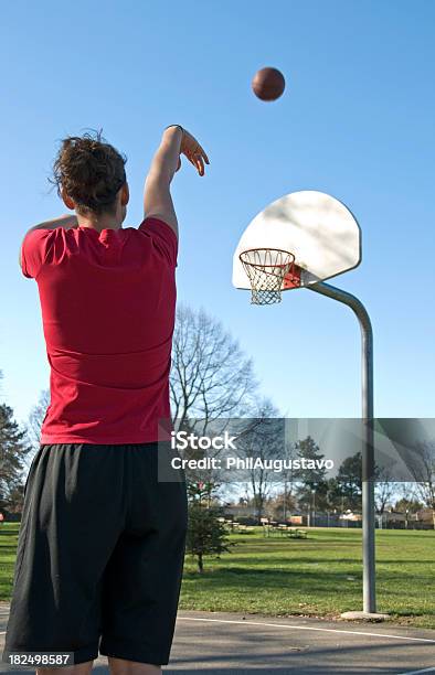Mujer Joven Practicar Básquetbol En Park Foto de stock y más banco de imágenes de Adulto - Adulto, Adulto joven, Alto - Descripción física