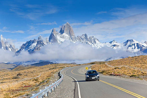 argentina patagonia auto nera e mount fitz roy - mt fitz roy foto e immagini stock