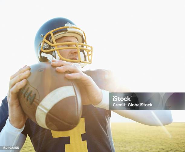 American Footballer A Punto De Lanzar La Pelota Foto de stock y más banco de imágenes de Quarterback - Quarterback, Lanzar - Actividad física, 25-29 años