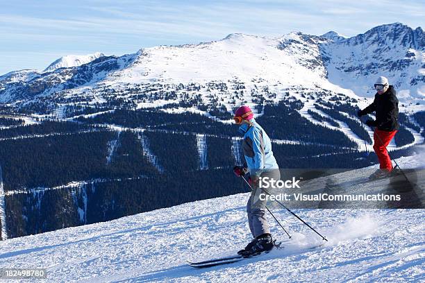 Par En Vacaciones De Esquí Foto de stock y más banco de imágenes de 20 a 29 años - 20 a 29 años, Actividad, Actividades recreativas