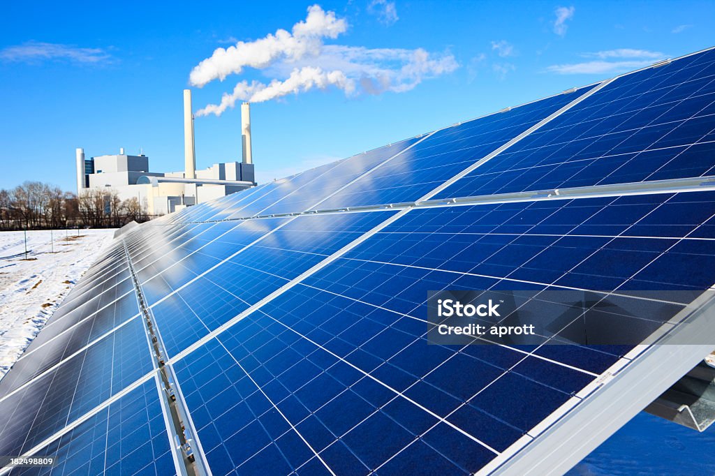 Energie-Ständer von Sonnenkollektoren und thermal power plant - Lizenzfrei Ausrüstung und Geräte Stock-Foto