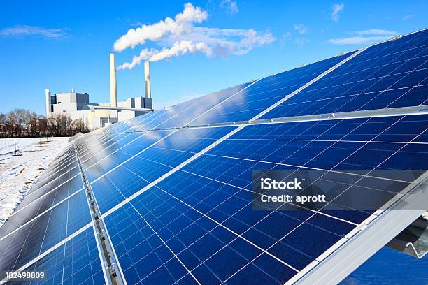 Energieständer Von Sonnenkollektoren Und Thermal Power Plant Stockfoto und mehr Bilder von Ausrüstung und Geräte