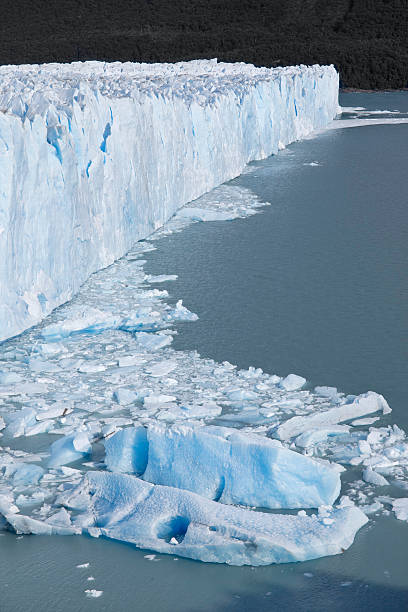 glaciar perito moreno national park, patagonia en argentina - patagonia ice shelf vertical argentina fotografías e imágenes de stock