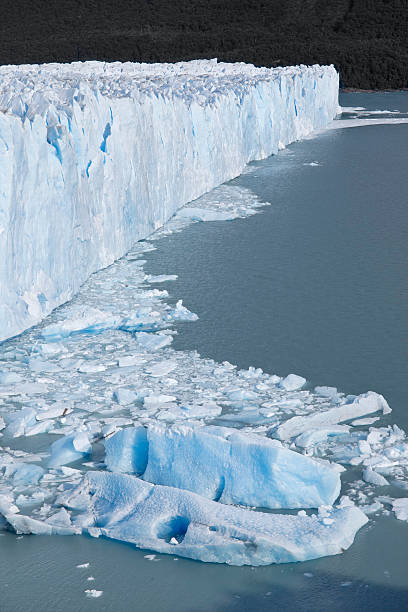 glaciar moreno parque nacional perito na argentina, patagônia - patagonia ice shelf vertical argentina imagens e fotografias de stock