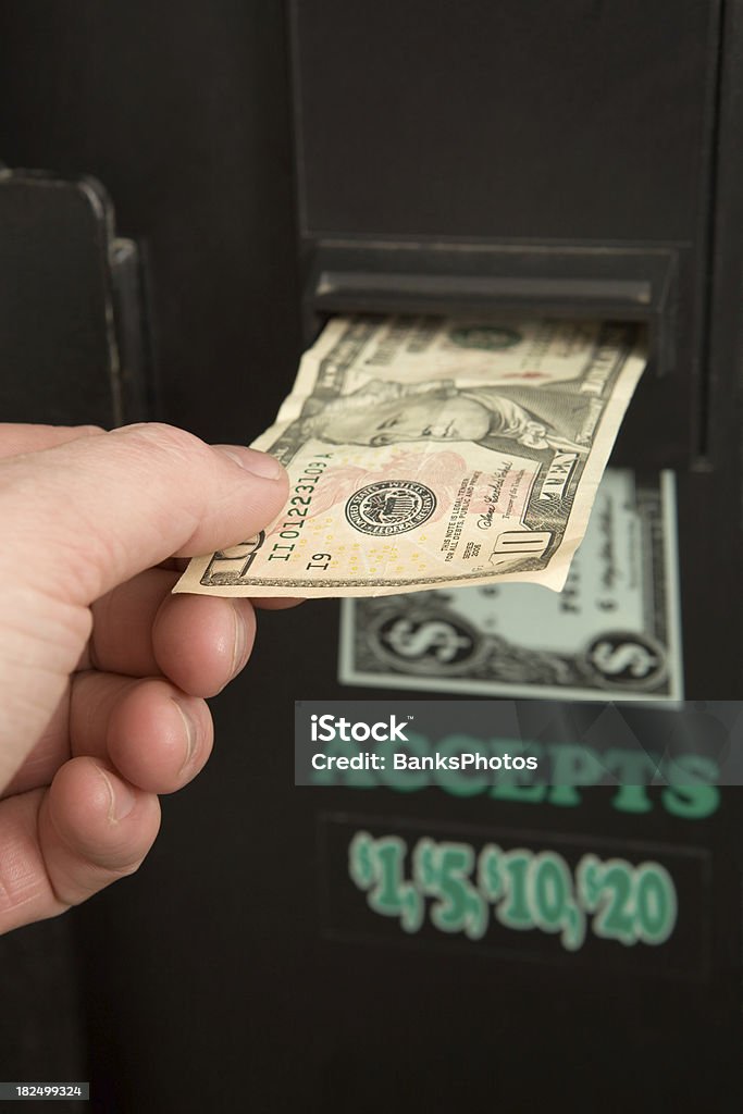 Hombre mano insertar billete de diez dólares en máquina de cambio - Foto de stock de Billete de banco libre de derechos