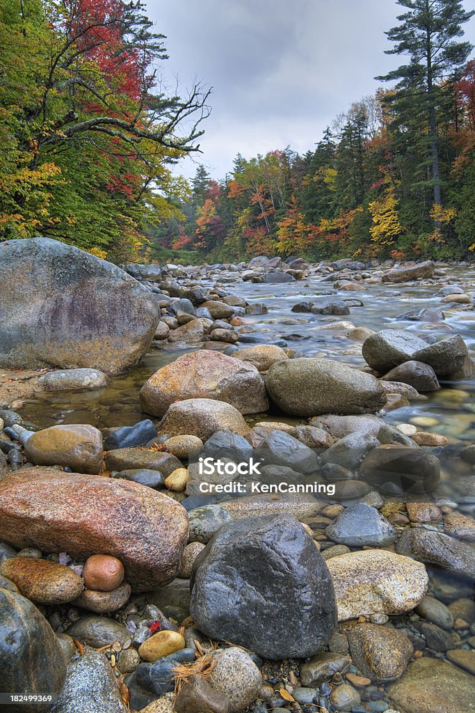 Río de montaña y follaje de otoño - Foto de stock de Agua libre de derechos