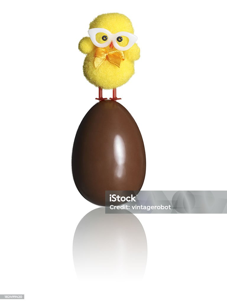 Chick debout sur Œuf en chocolat - Photo de Bizarre libre de droits