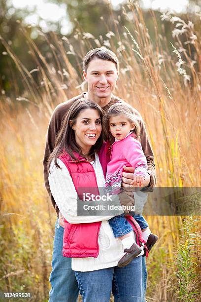 幸せな家族ので秋のフィールド - 3人のストックフォトや画像を多数ご用意 - 3人, カラー画像, ライフスタイル