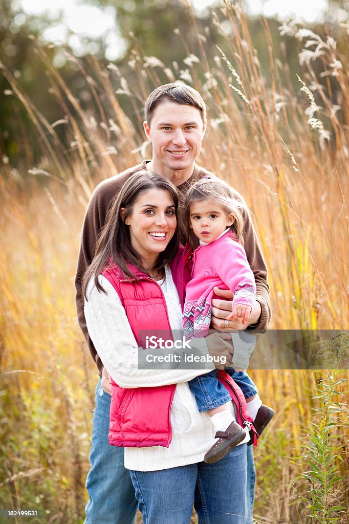 Счастливая семья, стоя в поле на осень - Стоковые фото Близость роялти-фри