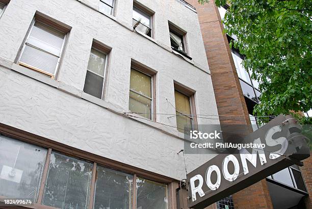 Photo libre de droit de Chambres À Louer À Hôtel Bon Marché banque d'images et plus d'images libres de droit de Arbre - Arbre, Bon marché, Bâtiment vu de l'extérieur