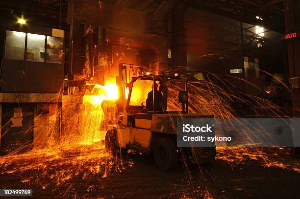 Ciężki Przemysł Metalurgiczny - zdjęcia stockowe i więcej obrazów Górnictwo - Górnictwo, Ogień, Wózek widłowy - Lądowy pojazd użytkowy