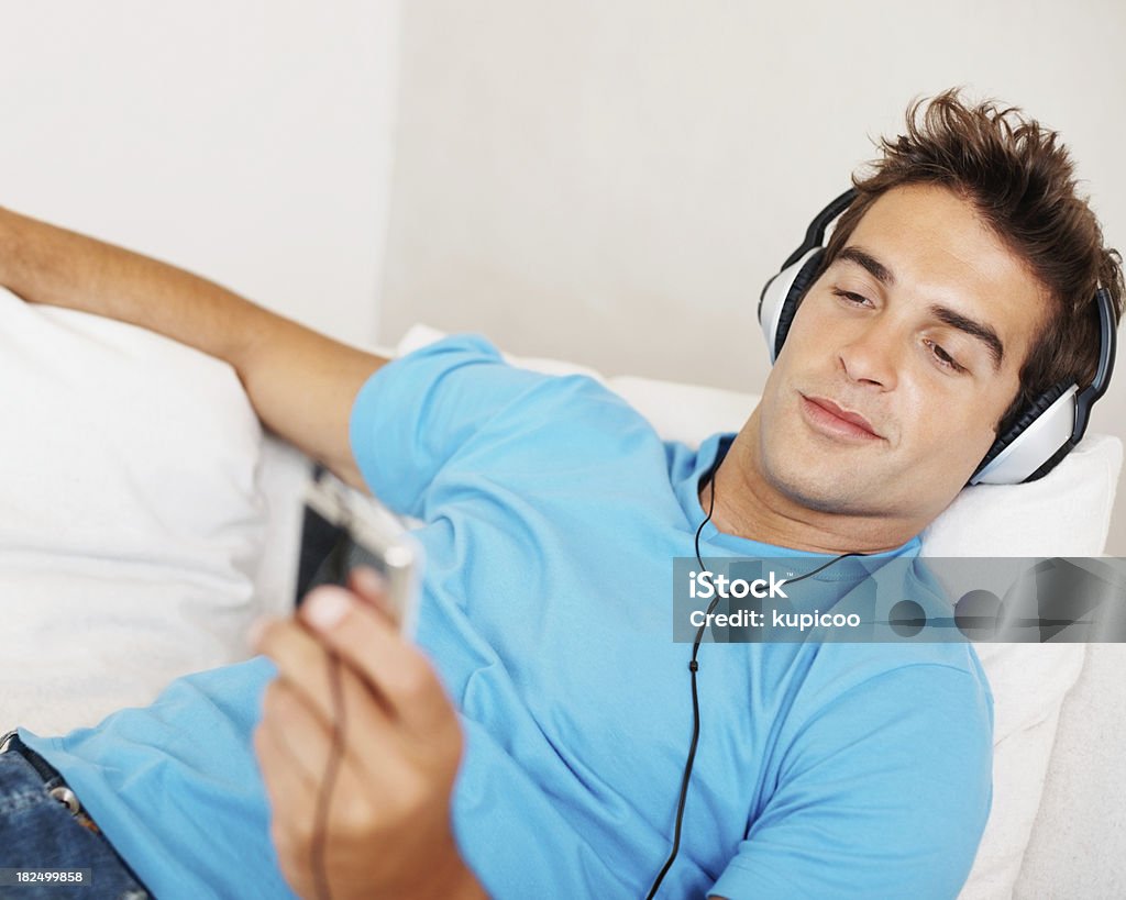 Sorridente jovem rapaz ouve a música no Auscultador - Royalty-free 20-29 Anos Foto de stock