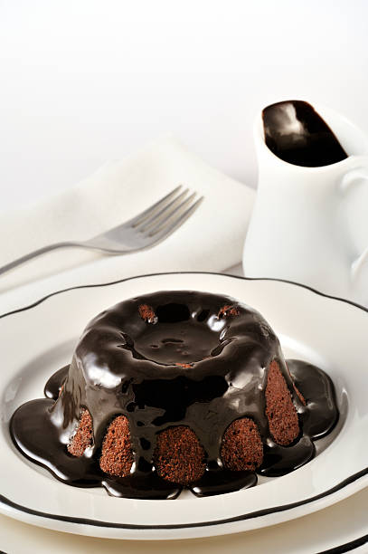 de postre, torta de chocolate lava con glaseado de con fregadero - chocolate bundt cake fotografías e imágenes de stock