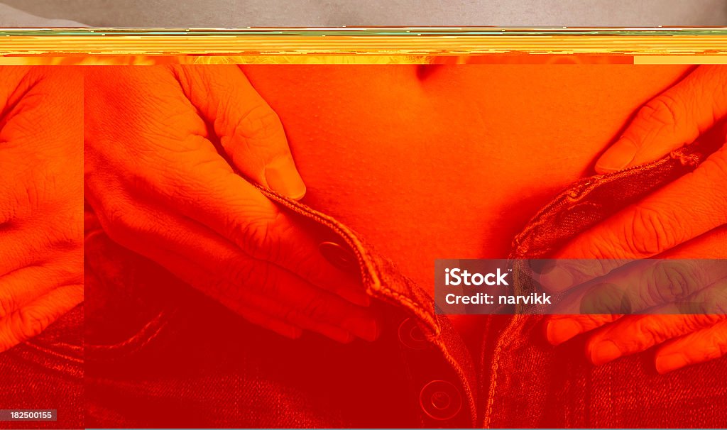 Detalhe de Male abdômen com as mãos na calça - Foto de stock de Calça Comprida royalty-free