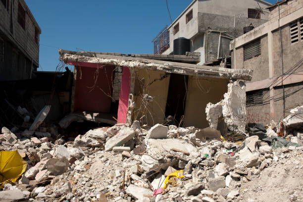 Destroyed shop "Center of Port au Prince after the earthquake in 2010.See other photos of Haiti, february 2010:" schutt stock pictures, royalty-free photos & images