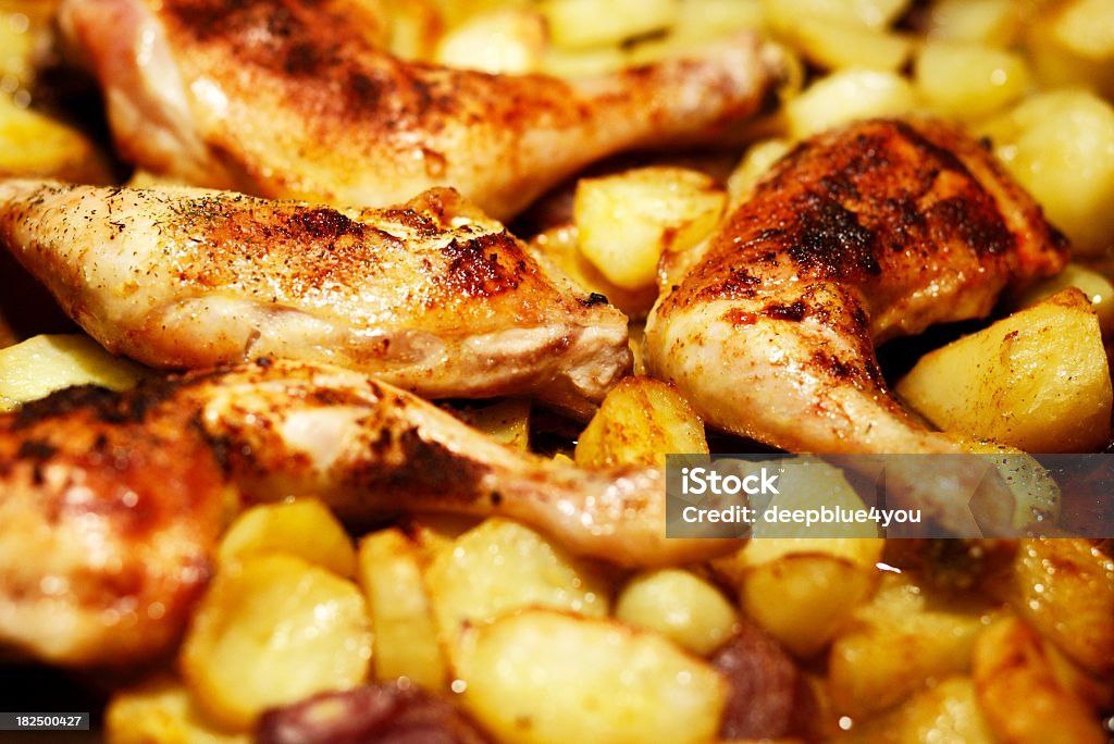 Les cuisses de poulet cuit avec potatos-PRÊTS - Photo de Or - Couleur libre de droits