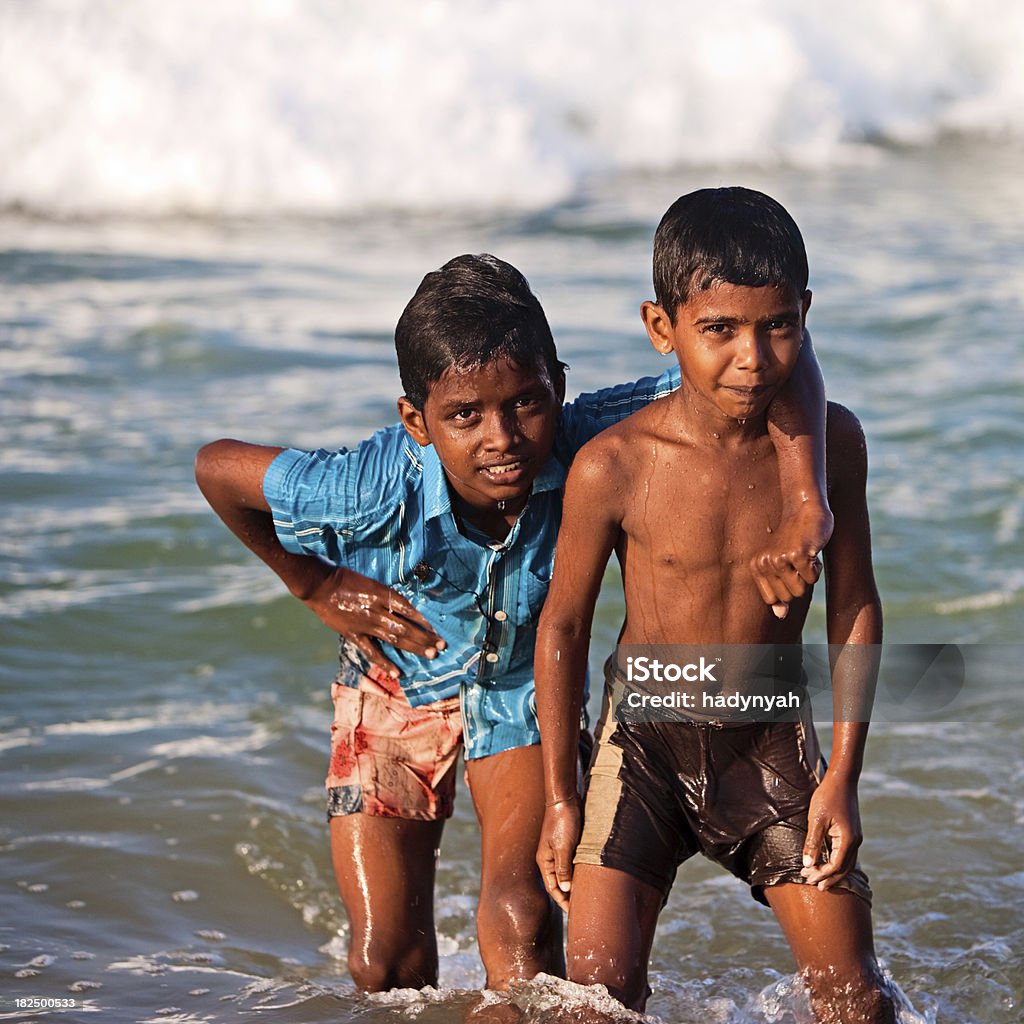 India dos niños en la playa - Foto de stock de 10-11 años libre de derechos