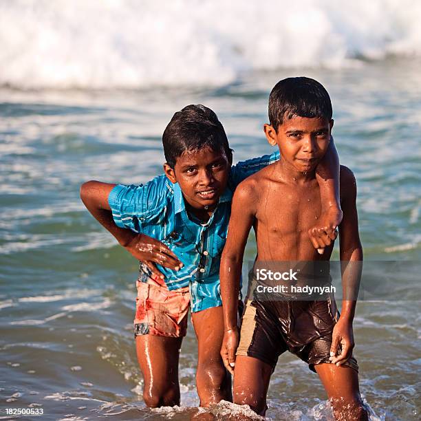 India Dos Niños En La Playa Foto de stock y más banco de imágenes de 10-11 años - 10-11 años, Actividades recreativas, Adolescente