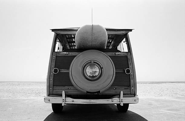 old woodie perua com prancha - surfing california surf beach - fotografias e filmes do acervo