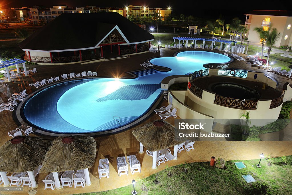 Caribbean Hotel basen w nocy - Zbiór zdjęć royalty-free (Ameryka Łacińska)