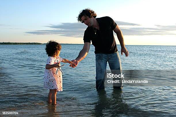 Padre E Hijo En La Playa Foto de stock y más banco de imágenes de 2-3 años - 2-3 años, Adulto, Agua