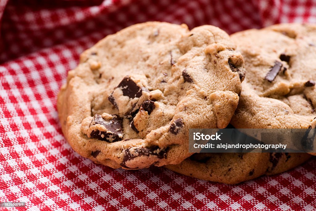 Biscotti con scaglie di cioccolato - Foto stock royalty-free di Biscotto con gocce di cioccolato