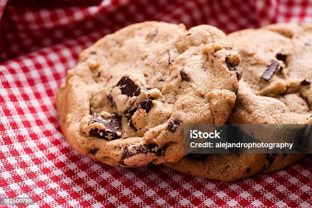 Biscotti Con Scaglie Di Cioccolato - Fotografie stock e altre immagini di Biscotto con gocce di cioccolato - Biscotto con gocce di cioccolato, Biscotto secco, Cioccolato