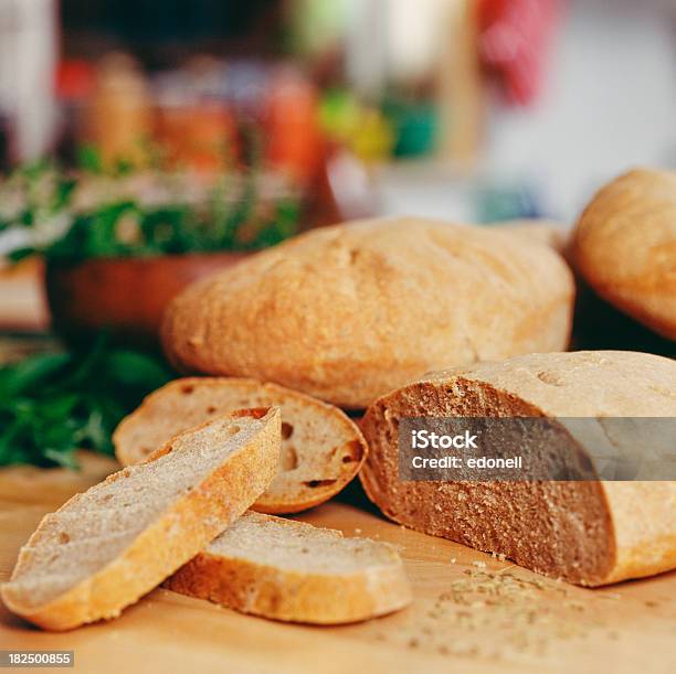 Pane Fatto In Casa Sul Tagliere - Fotografie stock e altre immagini di Alimentazione sana - Alimentazione sana, Ambientazione interna, Camera