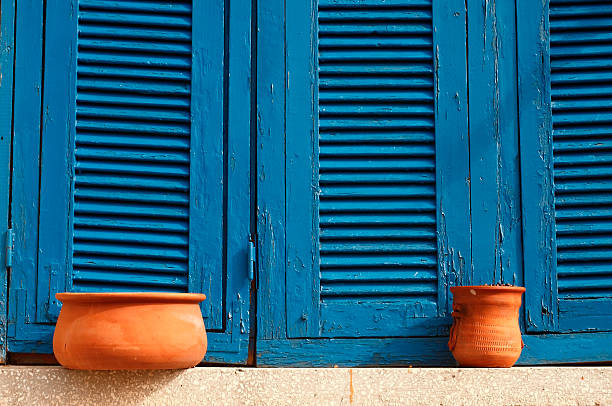 janela azul com nassas - villa italian culture facade ornamental garden imagens e fotografias de stock