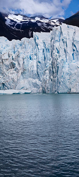 amanecer sobre glaciar perito moreno, patagonia, argentina - patagonia ice shelf vertical argentina fotografías e imágenes de stock