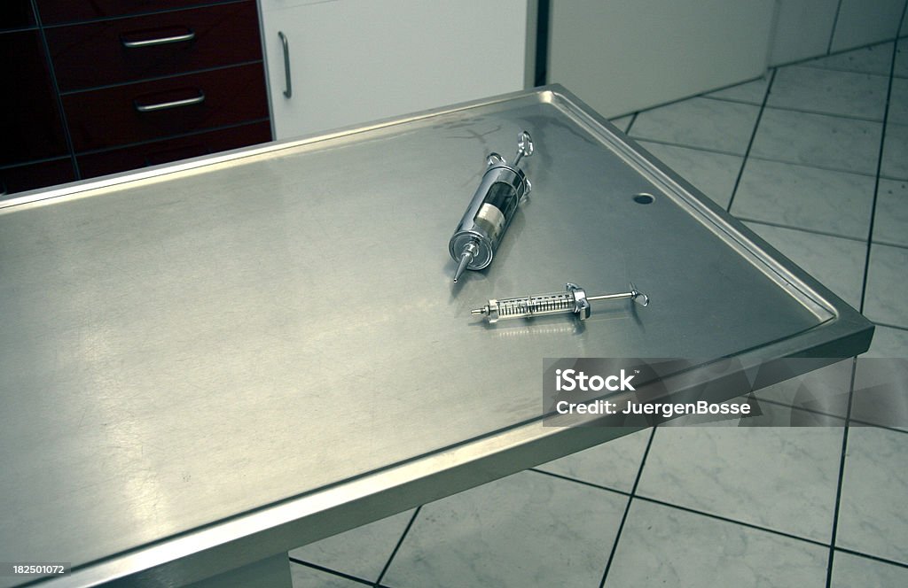 Operation Tisch mit Spritzen - Lizenzfrei Metall Stock-Foto