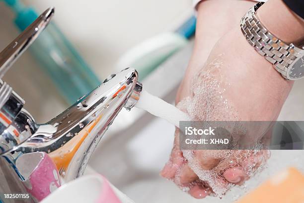 Lavar As Mãos - Fotografias de stock e mais imagens de Assunto - Assunto, Bactéria, Banca