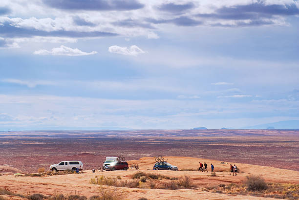 landschaft einsame wanderer autocamping - san rafael swell stock-fotos und bilder