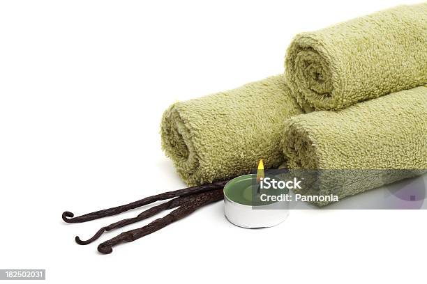 Photo libre de droit de Serviettes De Bain Avec Des Bougies Et À La Vanille banque d'images et plus d'images libres de droit de Couleur verte