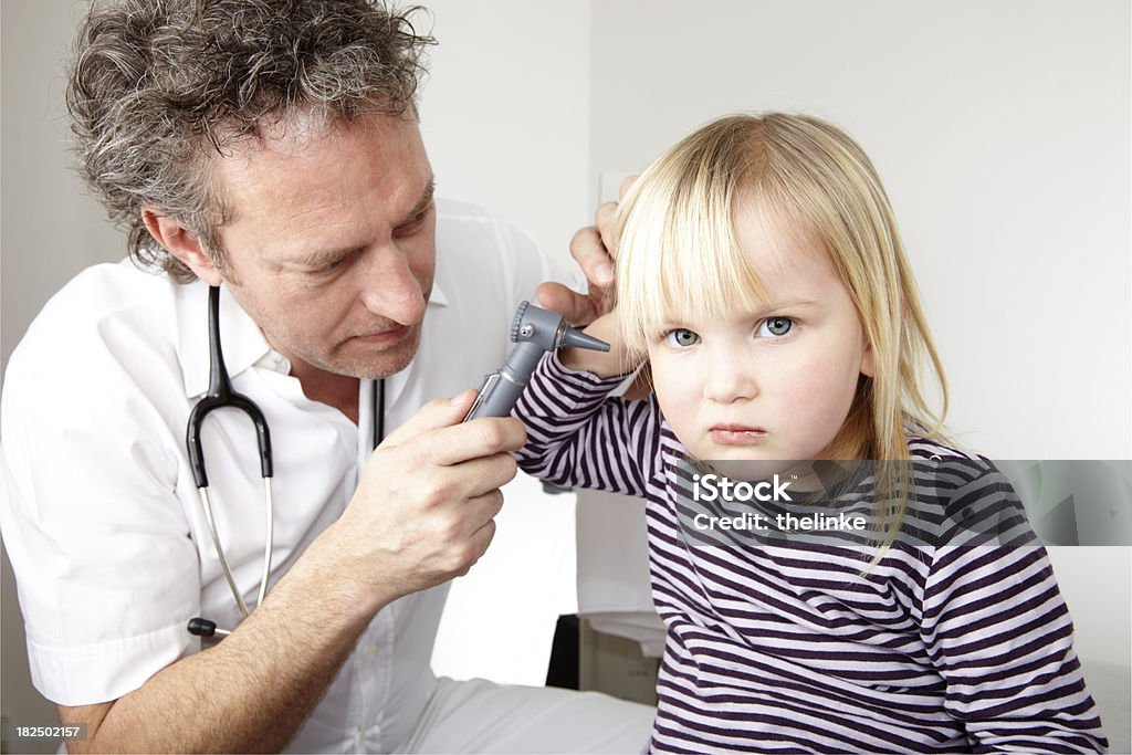 Visita medica di una giovane ragazza - Foto stock royalty-free di 2-3 anni