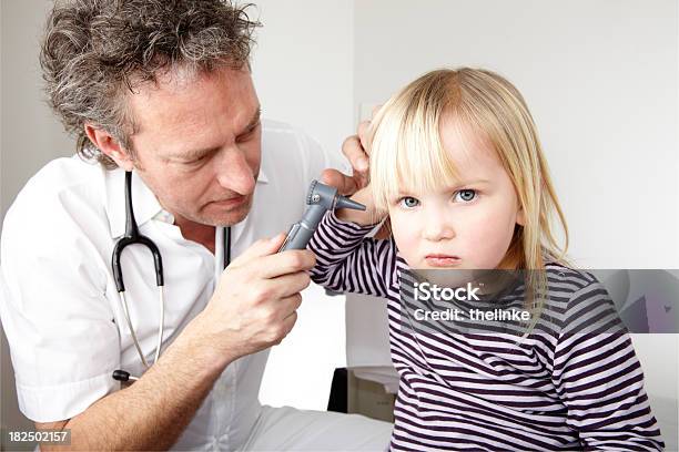 Visita Medica Di Una Giovane Ragazza - Fotografie stock e altre immagini di 2-3 anni - 2-3 anni, Accudire, Adulto
