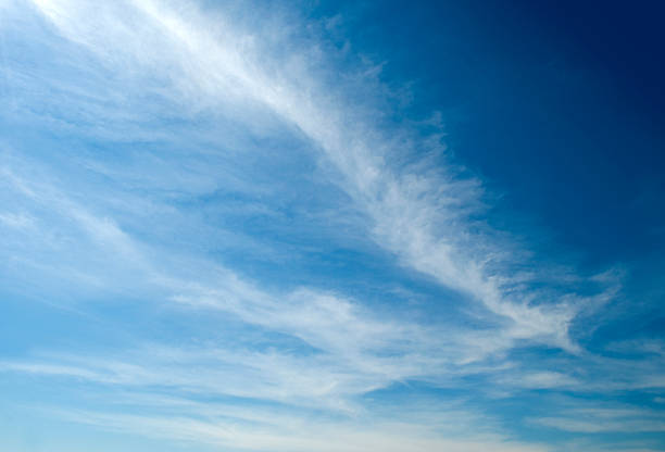 Bellissima ciuffi di nuvole-cielo sfondo - foto stock