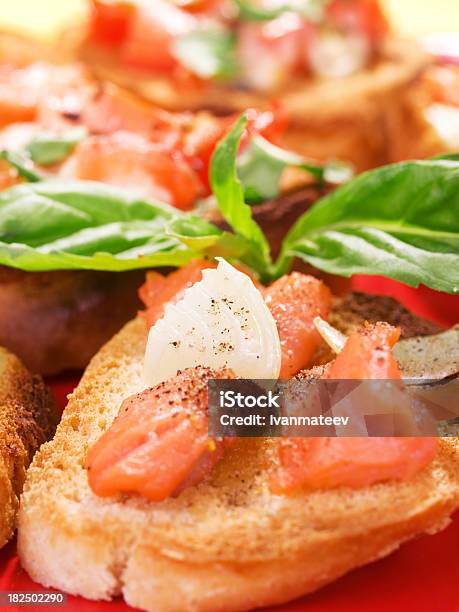 Bruschetta - Fotografie stock e altre immagini di Alimentazione sana - Alimentazione sana, Ambientazione interna, Antipasto