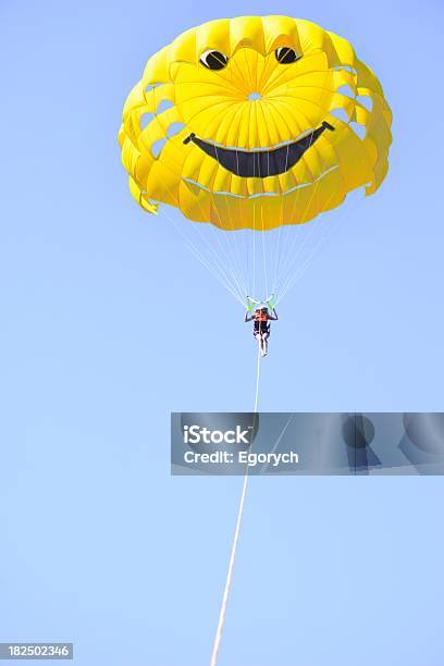 Parasailing - zdjęcia stockowe i więcej obrazów Bezchmurne niebo - Bezchmurne niebo, Ciągnąć, Czynność