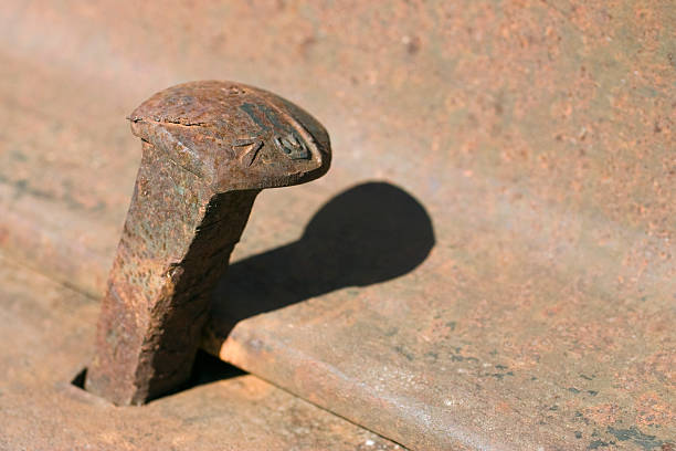 enferrujado de comboio - railroad spikes imagens e fotografias de stock