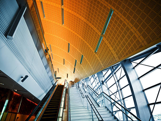 moderne u-bahn-station - contemporary staircase design escalator stock-fotos und bilder