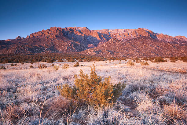 pôr do sol paisagem de montanha - copy space alpenglow winter mountain range imagens e fotografias de stock