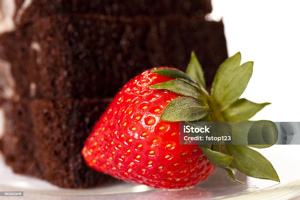 Tre fette di torta al cioccolato con glassa e fragole. - Foto stock royalty-free di Bibita