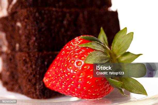 Tre Fette Di Torta Al Cioccolato Con Glassa E Fragole - Fotografie stock e altre immagini di Bibita