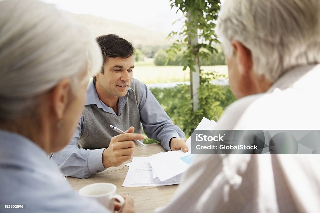 Proprietà rivenditore trattare con una coppia di pensionati - Foto stock royalty-free di 40-44 anni