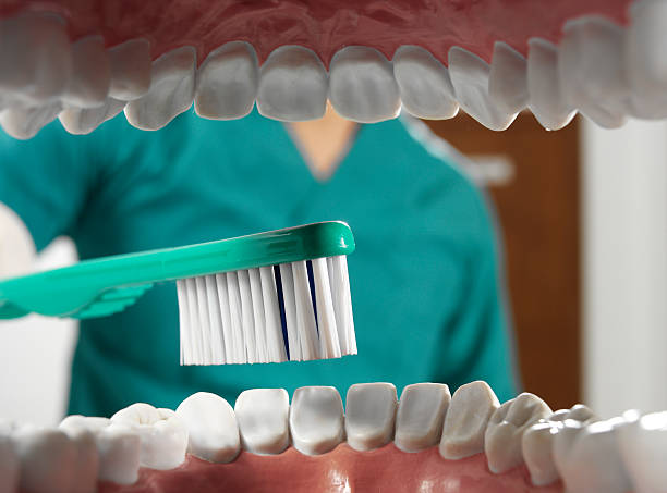 escova de dentes - mouth open dental drill holding doctor - fotografias e filmes do acervo