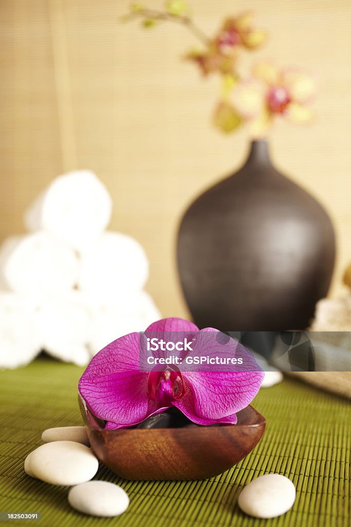 Спа Натюрморт с орхидея цветок и полотенец в ванной комнате - Стоковые фото Альтернативная терапия роялти-фри